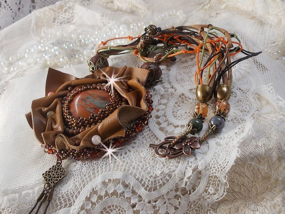 Amber Romance halsband Broderat med karamell/orange/mahogny läder, halvädelstenar (agat, citrin, picasso-jasper) och Swarovski-kristaller.