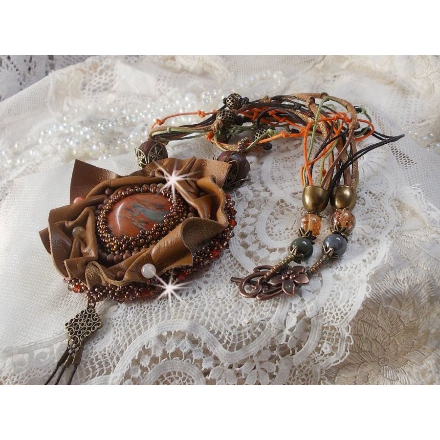 Amber Romance halsband Broderat med karamell/orange/mahogny läder, halvädelstenar (agat, citrin, picasso-jasper) och Swarovski-kristaller.
