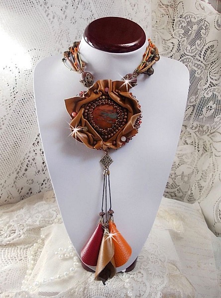 Amber Romance halsband Broderat med karamell/orange/mahogny l&auml;der, halv&auml;delstenar (agat, citrin, picasso-jasper) och Swarovski-kristaller.