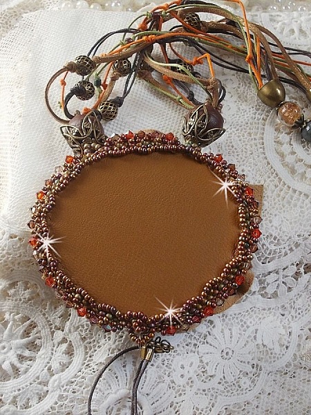 Amber Romance halsband Broderat med karamell/orange/mahogny l&auml;der, halv&auml;delstenar (agat, citrin, picasso-jasper) och Swarovski-kristaller.
