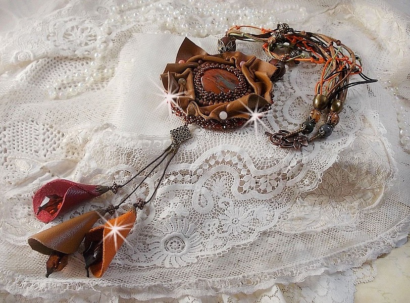 Amber Romance halsband Broderat med karamell/orange/mahogny l&auml;der, halv&auml;delstenar (agat, citrin, picasso-jasper) och Swarovski-kristaller.