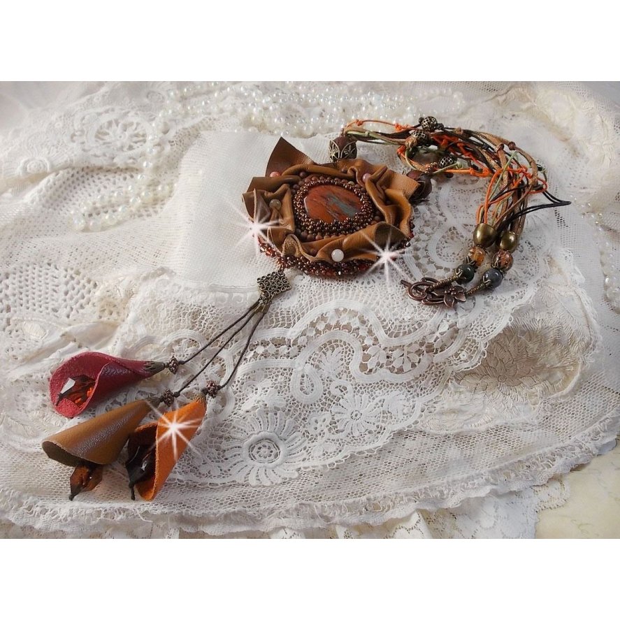 Amber Romance halsband Broderat med karamell/orange/mahogny läder, halvädelstenar (agat, citrin, picasso-jasper) och Swarovski-kristaller.