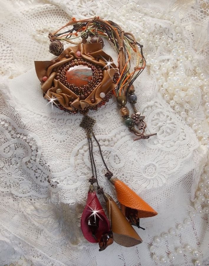 Amber Romance halsband Broderat med karamell/orange/mahogny läder, halvädelstenar (agat, citrin, picasso-jasper) och Swarovski-kristaller.