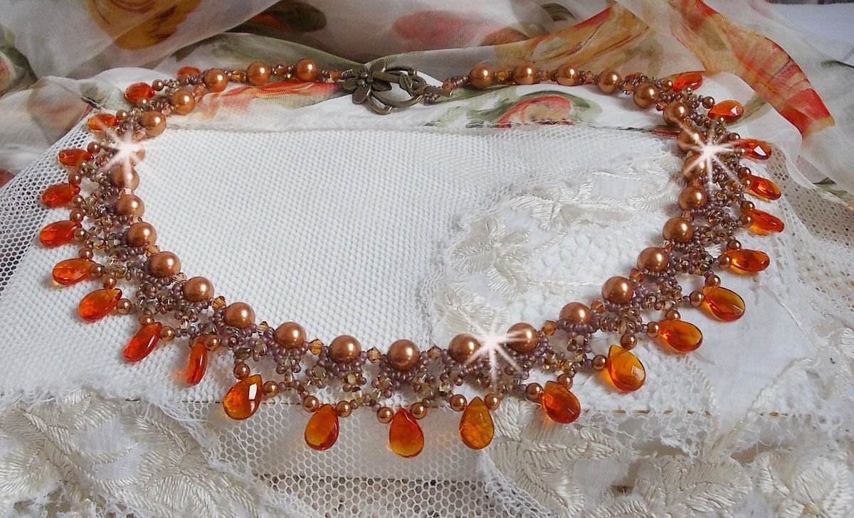 Bärnstenshalsband med Swarovski kristallpärlor och facetterade glasdroppar