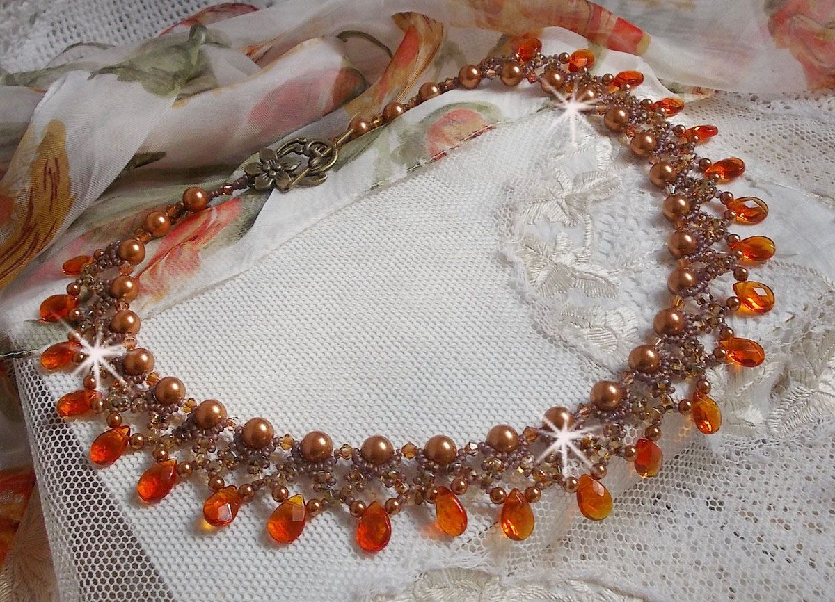 Bärnstenshalsband med Swarovski kristallpärlor och facetterade glasdroppar