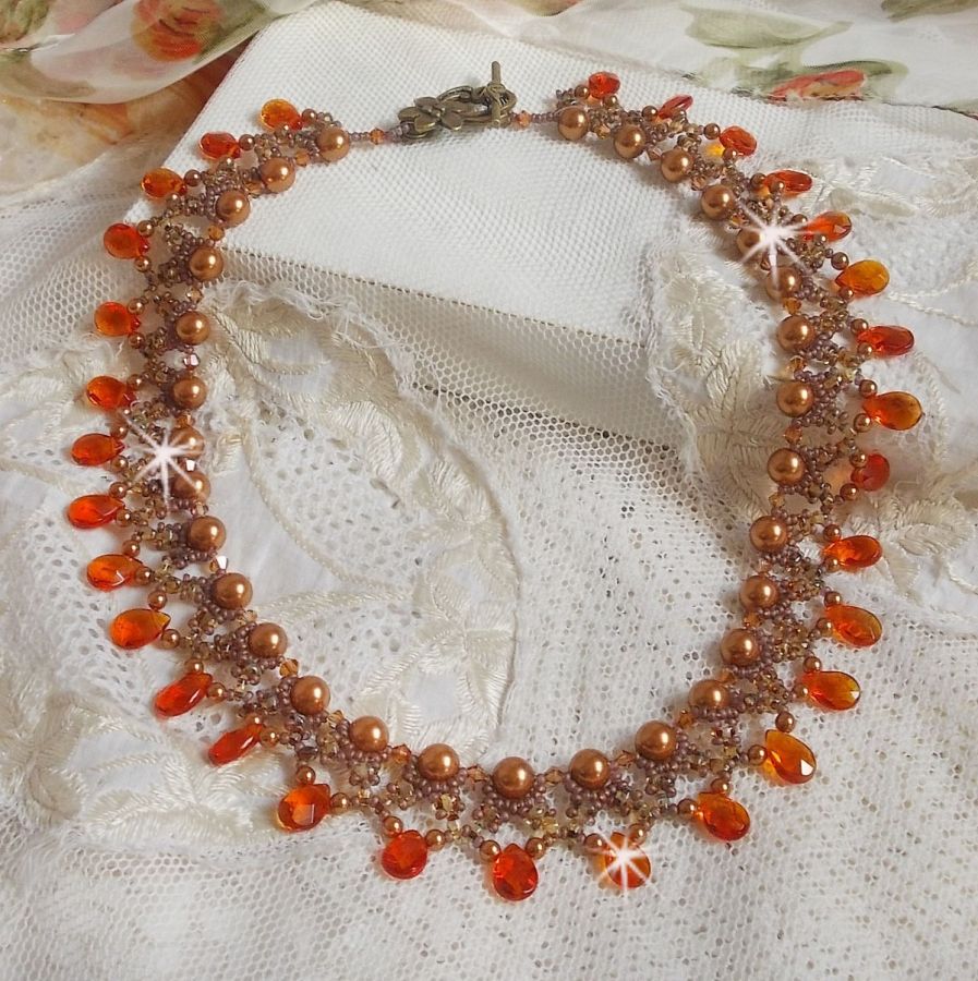Bärnstenshalsband med Swarovski kristallpärlor och facetterade glasdroppar
