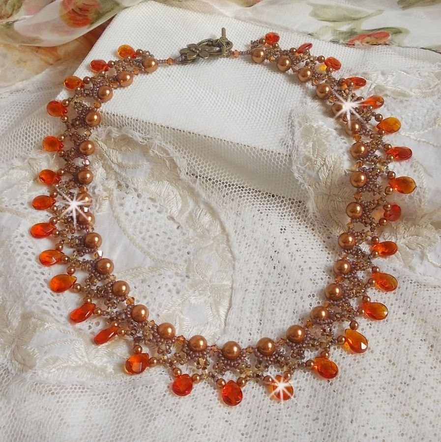 Bärnstenshalsband med Swarovski kristallpärlor och facetterade glasdroppar