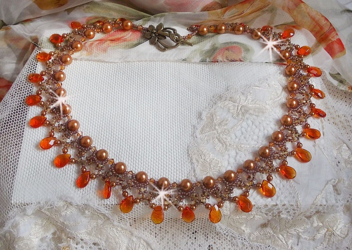 Bärnstenshalsband med Swarovski kristallpärlor och facetterade glasdroppar