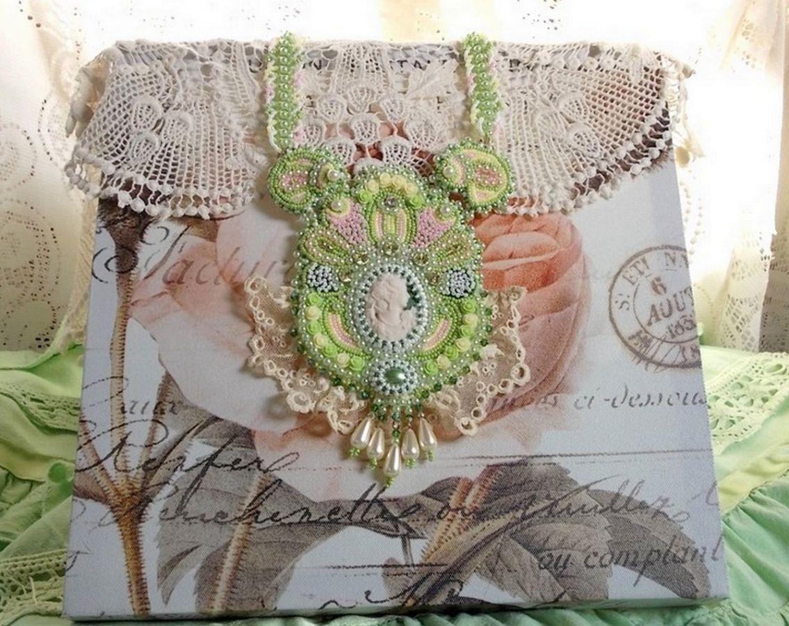 Anisse Haute-Couture halsband med bröstplåt, broderat med antik spets, cabochon i harts med ett kvinnoporträtt.