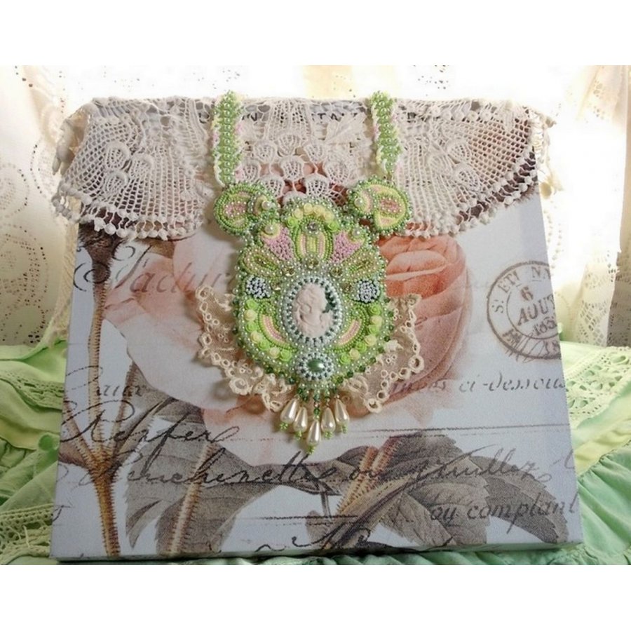 Anisse Haute-Couture halsband med bröstplåt, broderat med antik spets, cabochon i harts med ett kvinnoporträtt.