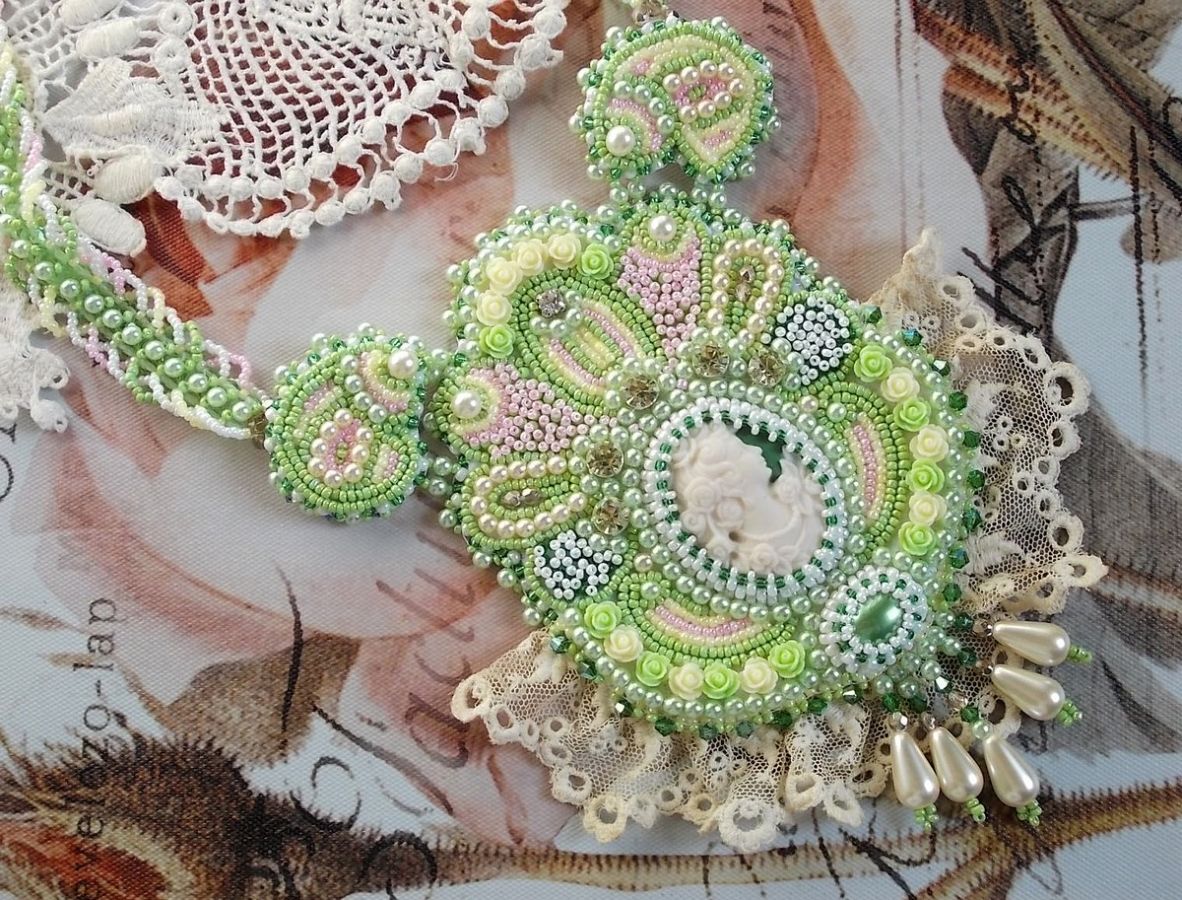 Anisse Haute-Couture halsband med bröstplåt, broderat med antik spets, cabochon i harts med ett kvinnoporträtt.