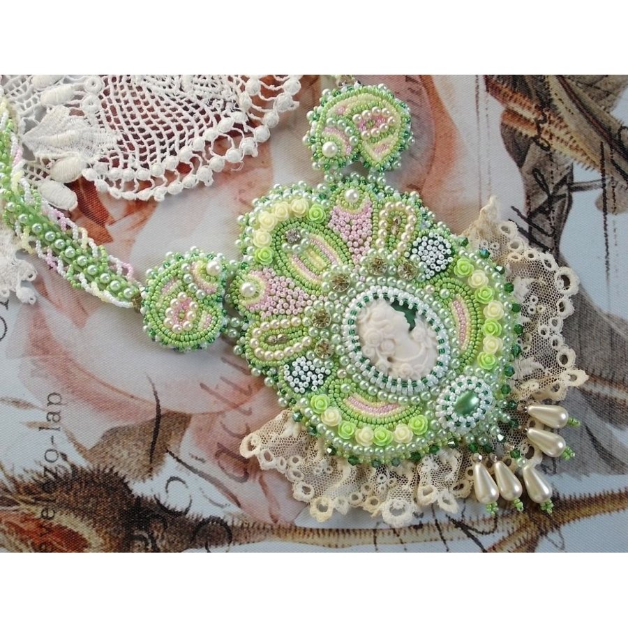 Anisse Haute-Couture halsband med bröstplåt, broderat med antik spets, cabochon i harts med ett kvinnoporträtt.