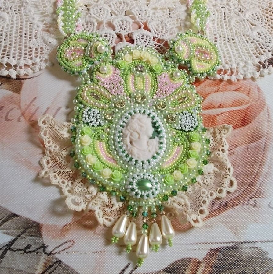 Anisse Haute-Couture halsband med bröstplåt, broderat med antik spets, cabochon i harts med ett kvinnoporträtt.