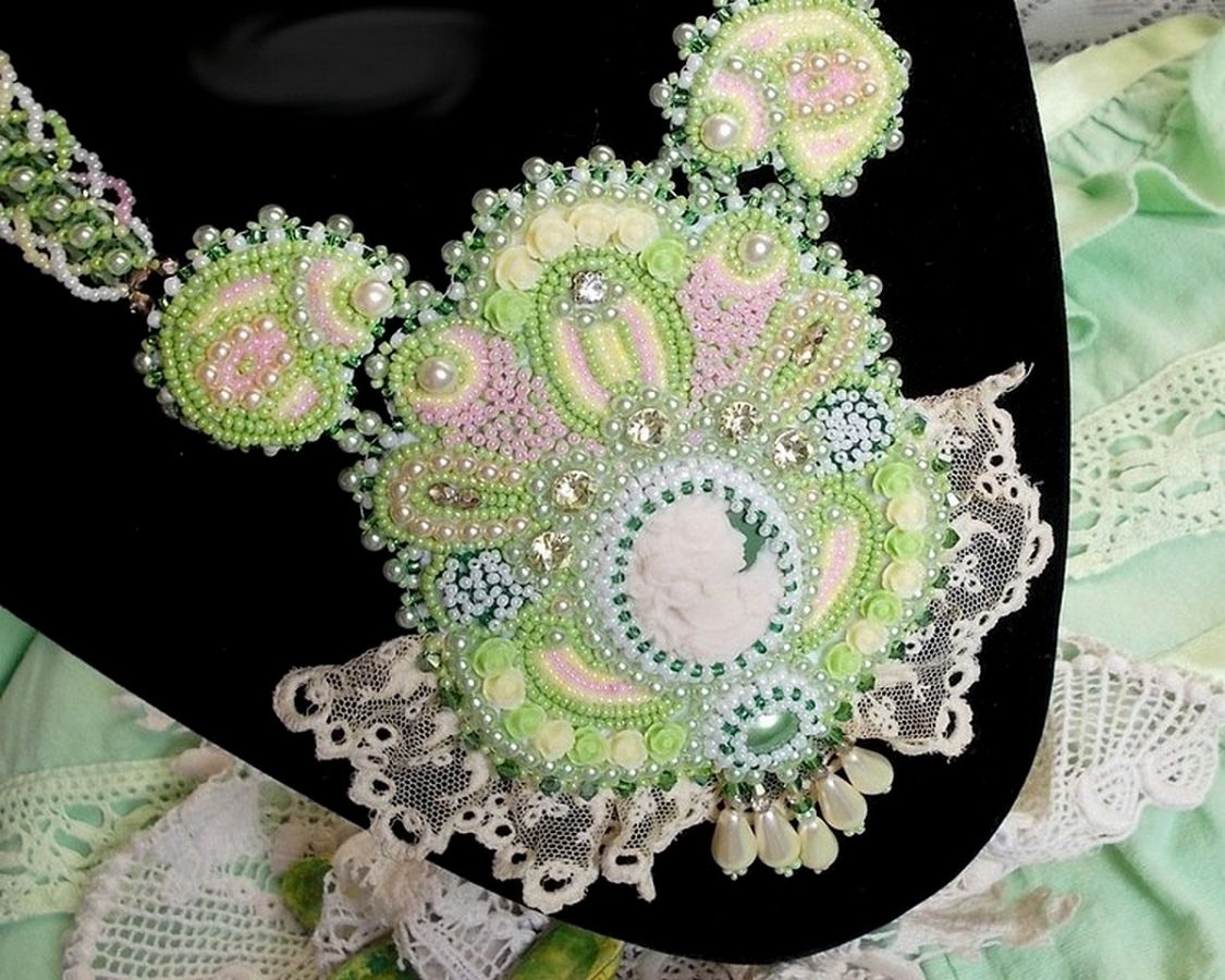 Anisse Haute-Couture halsband med bröstplåt, broderat med antik spets, cabochon i harts med ett kvinnoporträtt.