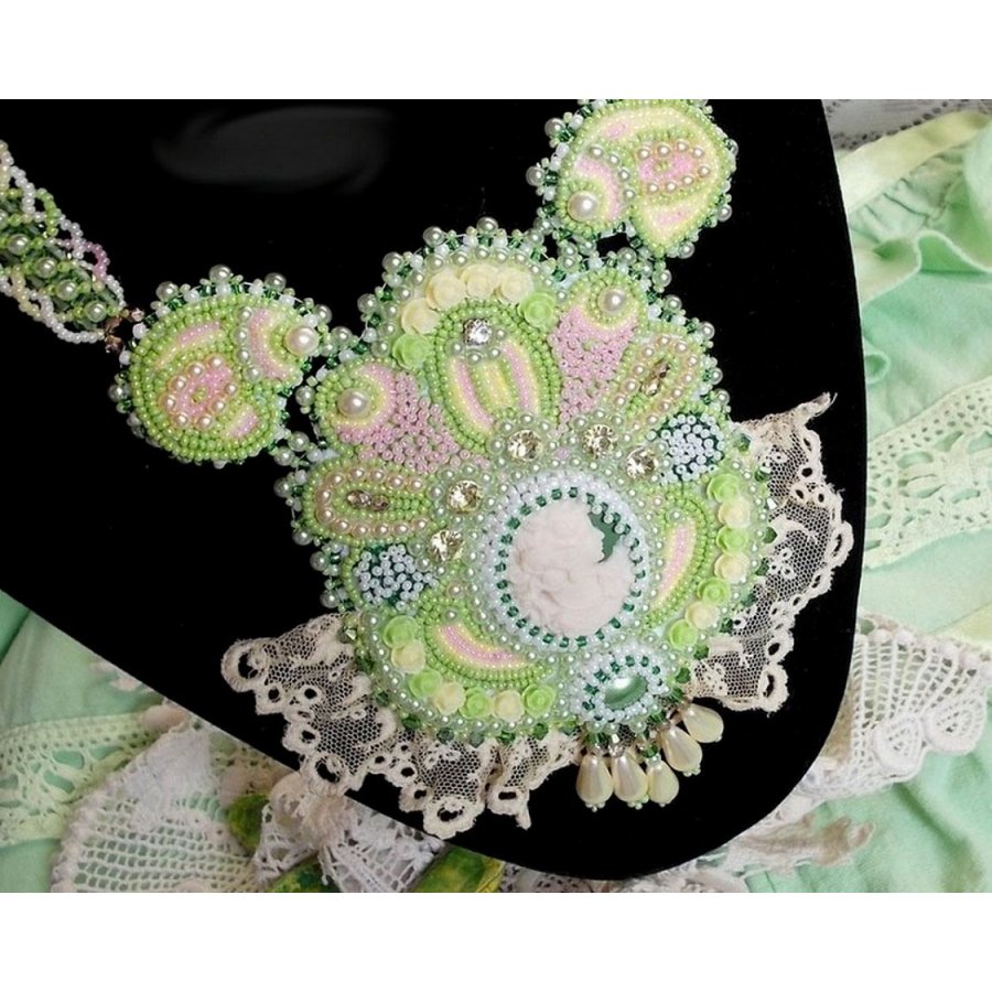 Anisse Haute-Couture halsband med bröstplåt, broderat med antik spets, cabochon i harts med ett kvinnoporträtt.