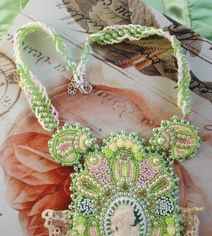 Anisse Haute-Couture halsband med bröstplåt, broderat med antik spets, cabochon i harts med ett kvinnoporträtt.