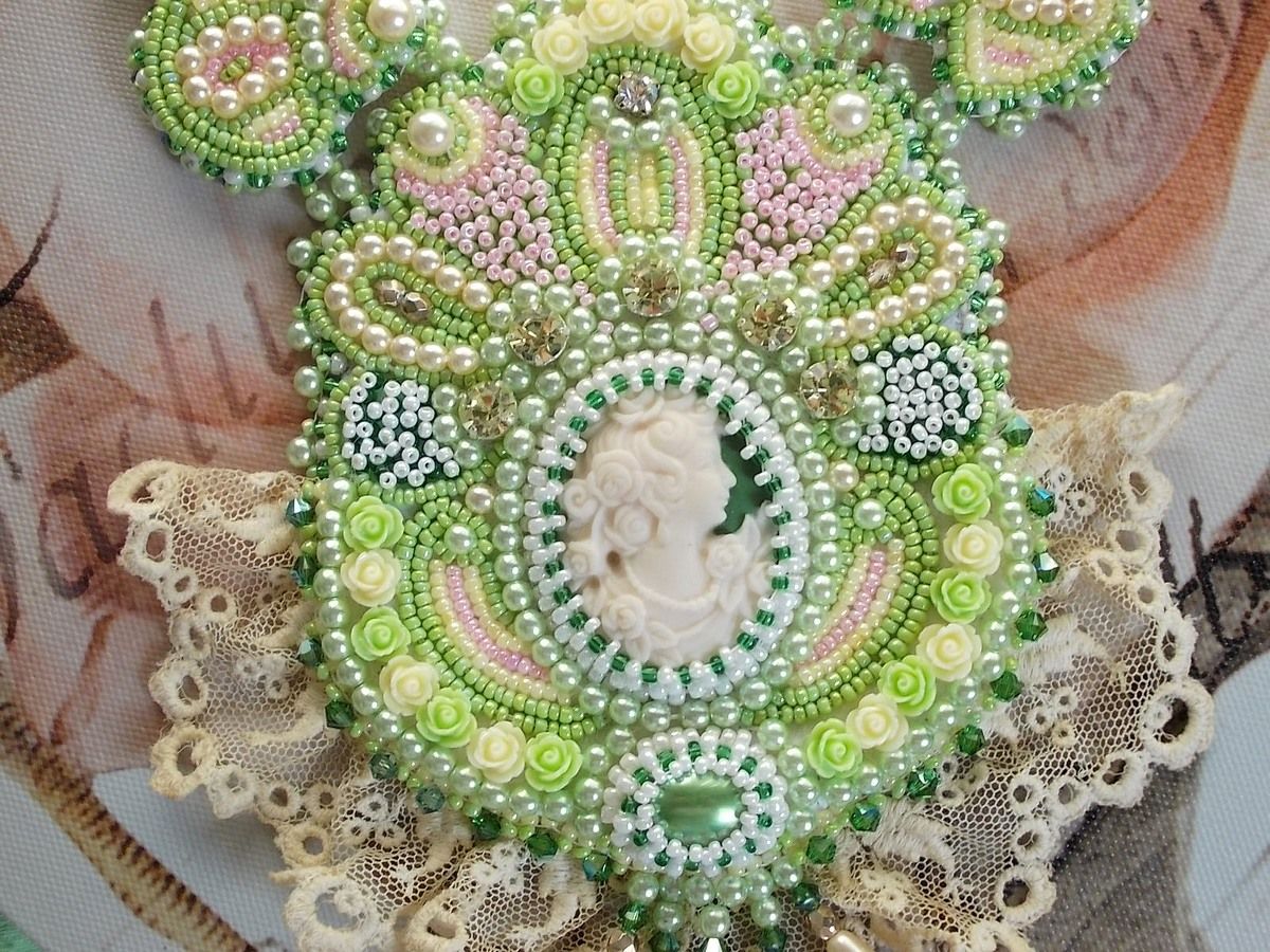 Anisse Haute-Couture halsband med bröstplåt, broderat med antik spets, cabochon i harts med ett kvinnoporträtt.