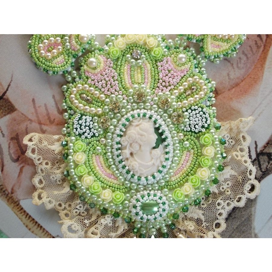 Anisse Haute-Couture halsband med bröstplåt, broderat med antik spets, cabochon i harts med ett kvinnoporträtt.