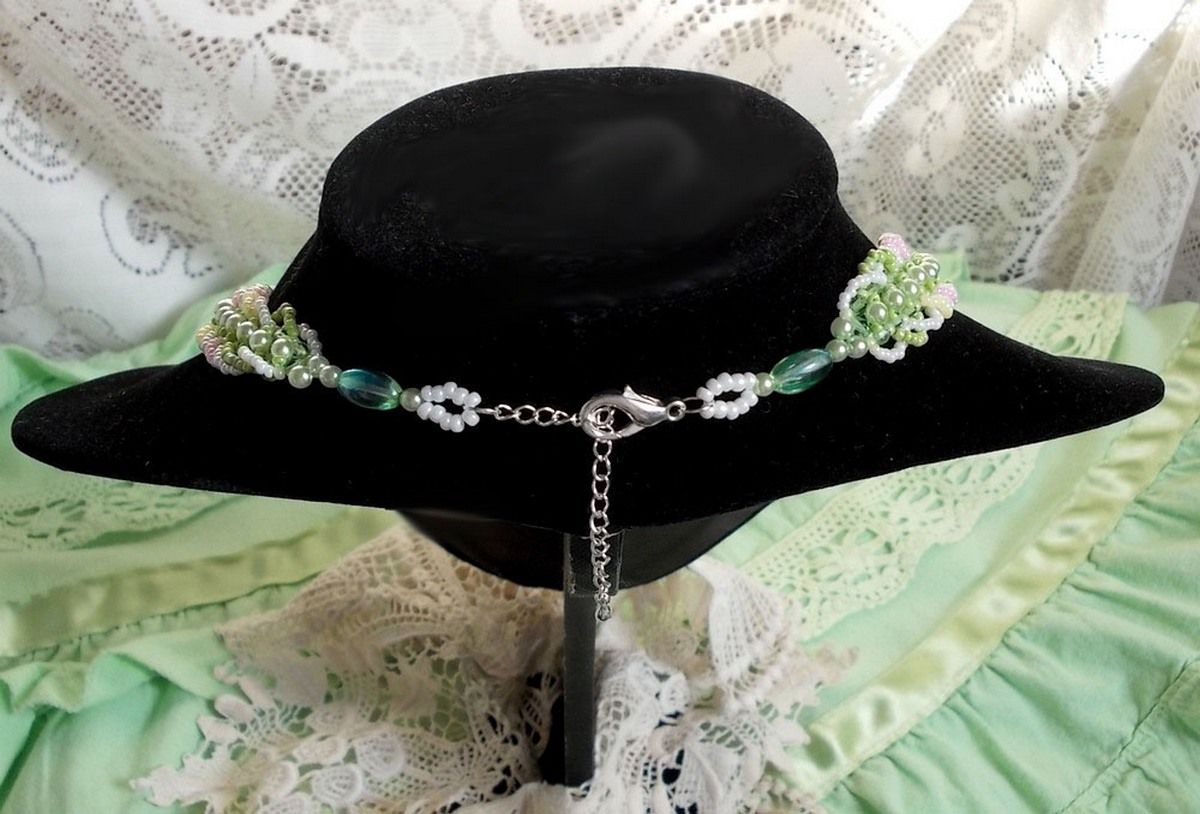 Anisse Haute-Couture halsband med bröstplåt, broderat med antik spets, cabochon i harts med ett kvinnoporträtt.