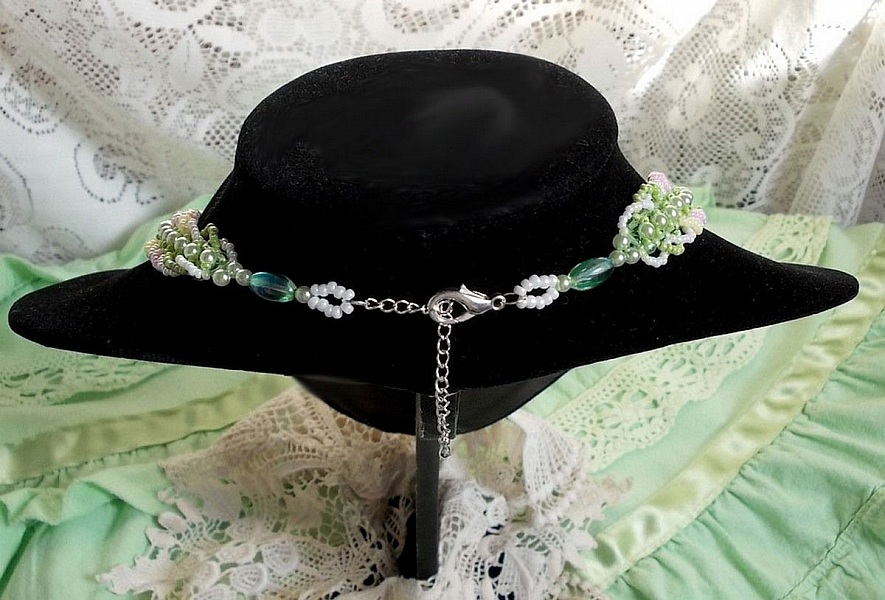 Anisse Haute-Couture halsband med br&ouml;stpl&aring;t, broderat med antik spets, cabochon i harts med ett kvinnoportr&auml;tt.