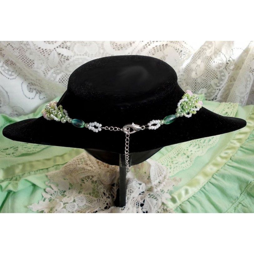 Anisse Haute-Couture halsband med bröstplåt, broderat med antik spets, cabochon i harts med ett kvinnoporträtt.