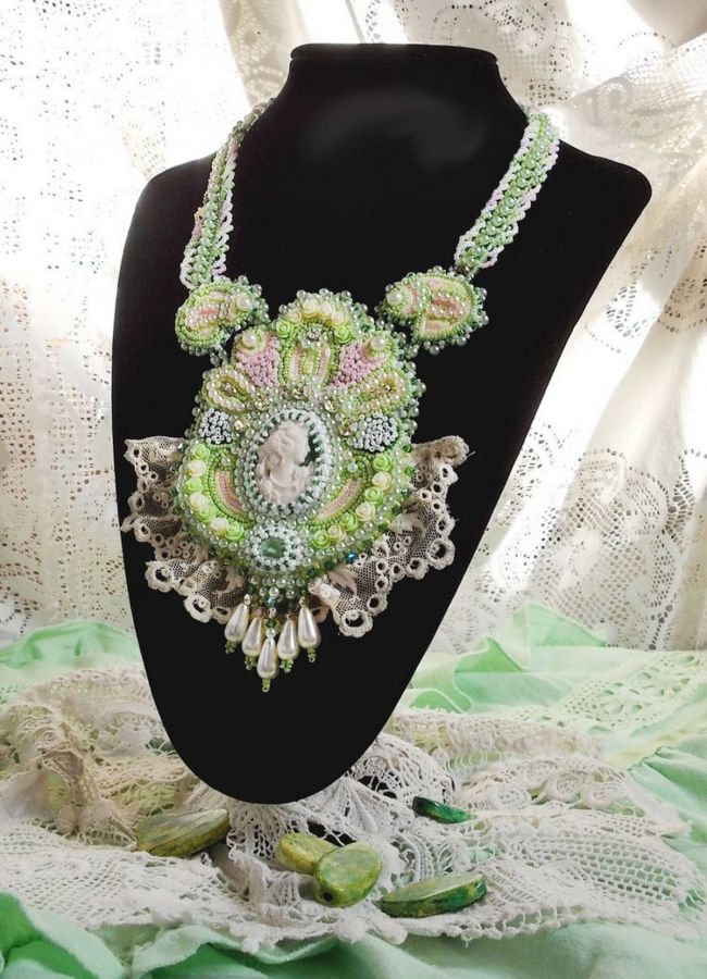 Anisse Haute-Couture halsband med bröstplåt, broderat med antik spets, cabochon i harts med ett kvinnoporträtt.
