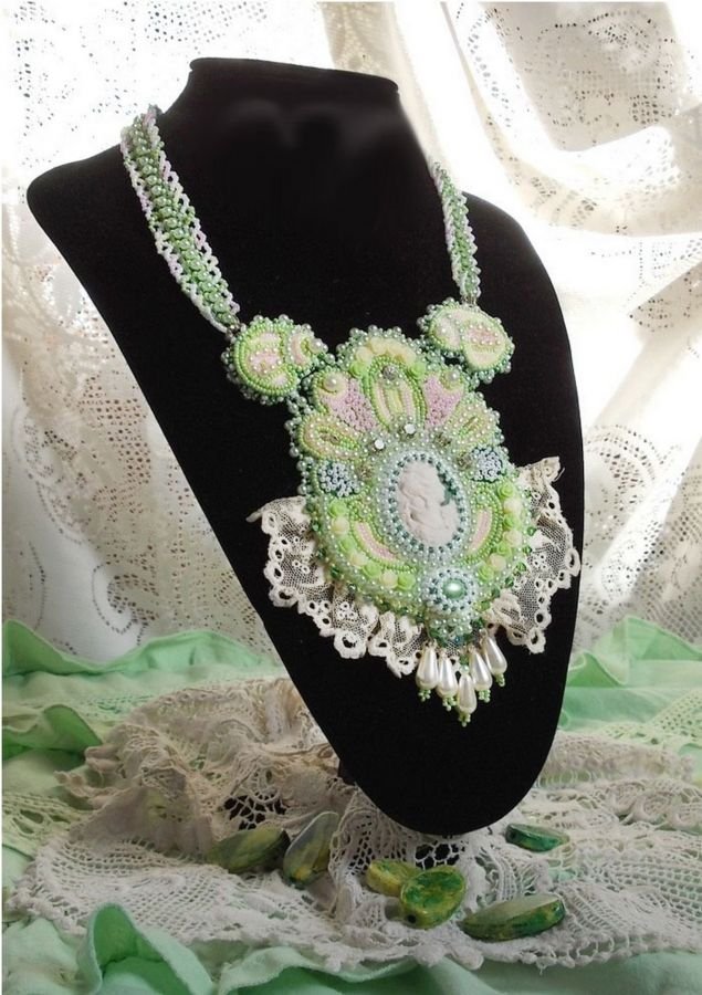 Anisse Haute-Couture halsband med bröstplåt, broderat med antik spets, cabochon i harts med ett kvinnoporträtt.