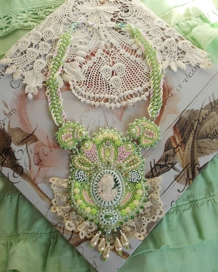 Anisse Haute-Couture halsband med bröstplåt, broderat med antik spets, cabochon i harts med ett kvinnoporträtt.