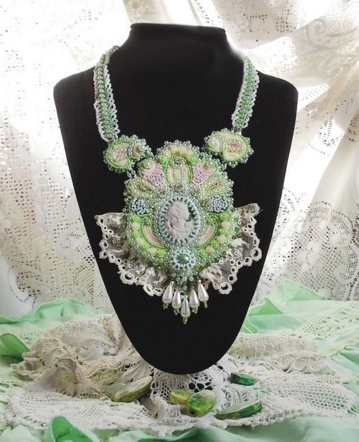 Anisse Haute-Couture halsband med bröstplåt, broderat med antik spets, cabochon i harts med ett kvinnoporträtt.