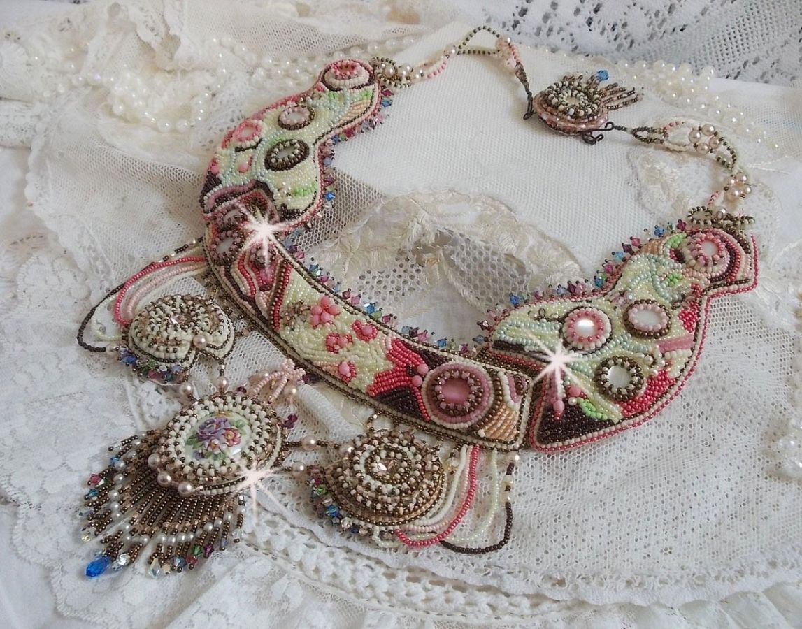 Arc-En-Ciel Haute-Couture halsband broderat med en Limoge porslinscabochon, Swarovski-kristaller och pärlor. 