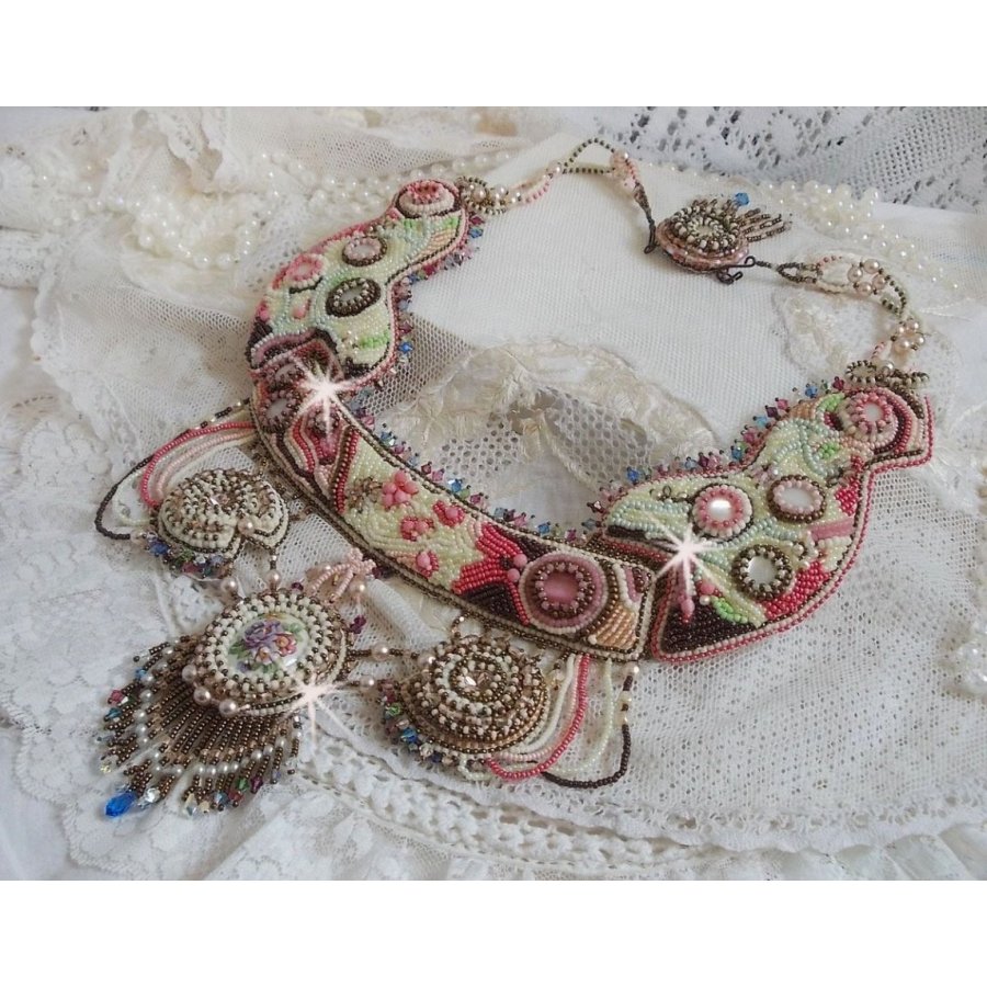 Arc-En-Ciel Haute-Couture halsband broderat med en Limoge porslinscabochon, Swarovski-kristaller och pärlor. 