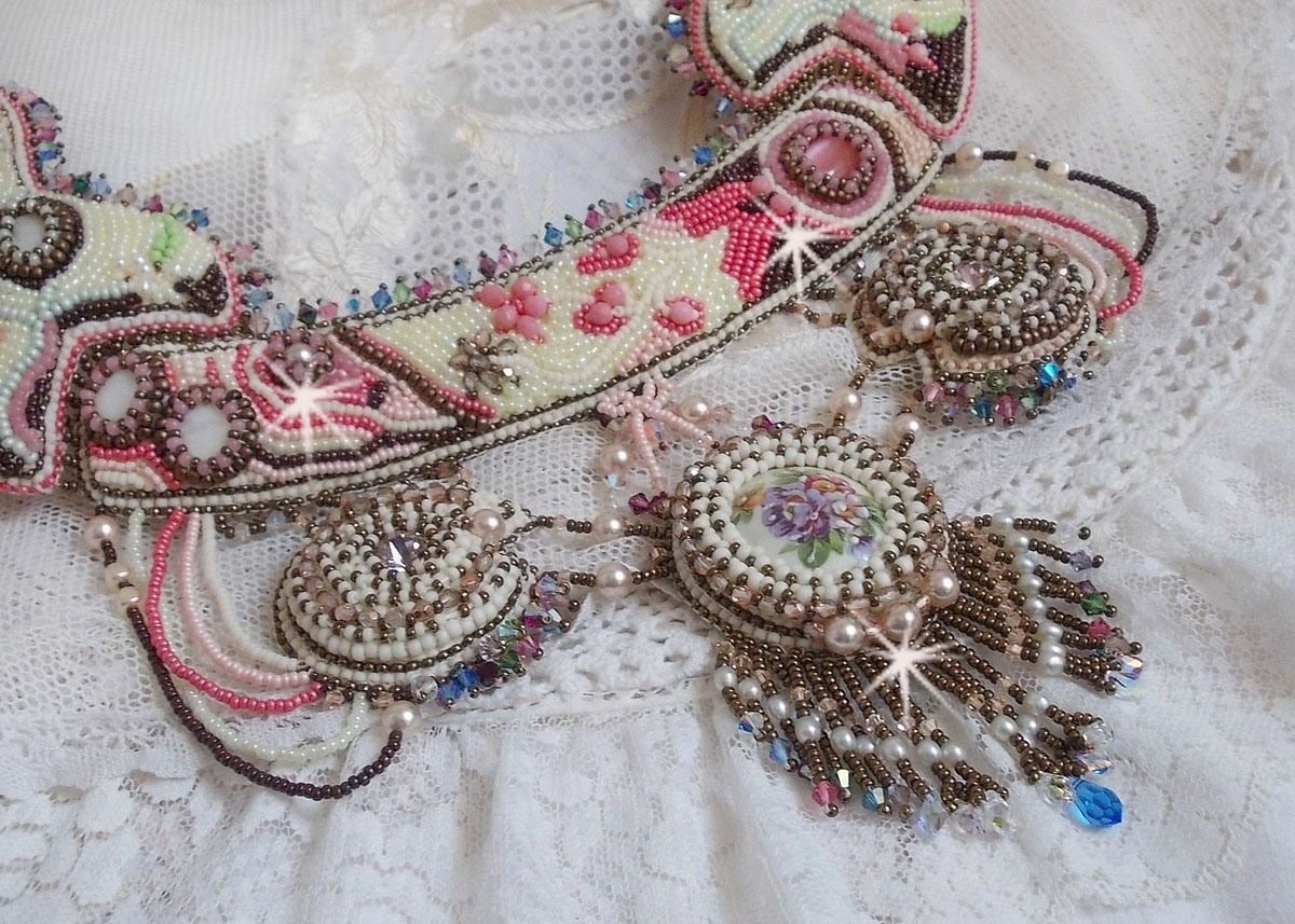 Arc-En-Ciel Haute-Couture halsband broderat med en Limoge porslinscabochon, Swarovski-kristaller och pärlor. 