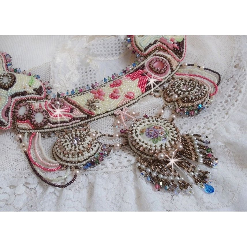 Arc-En-Ciel Haute-Couture halsband broderat med en Limoge porslinscabochon, Swarovski-kristaller och pärlor. 