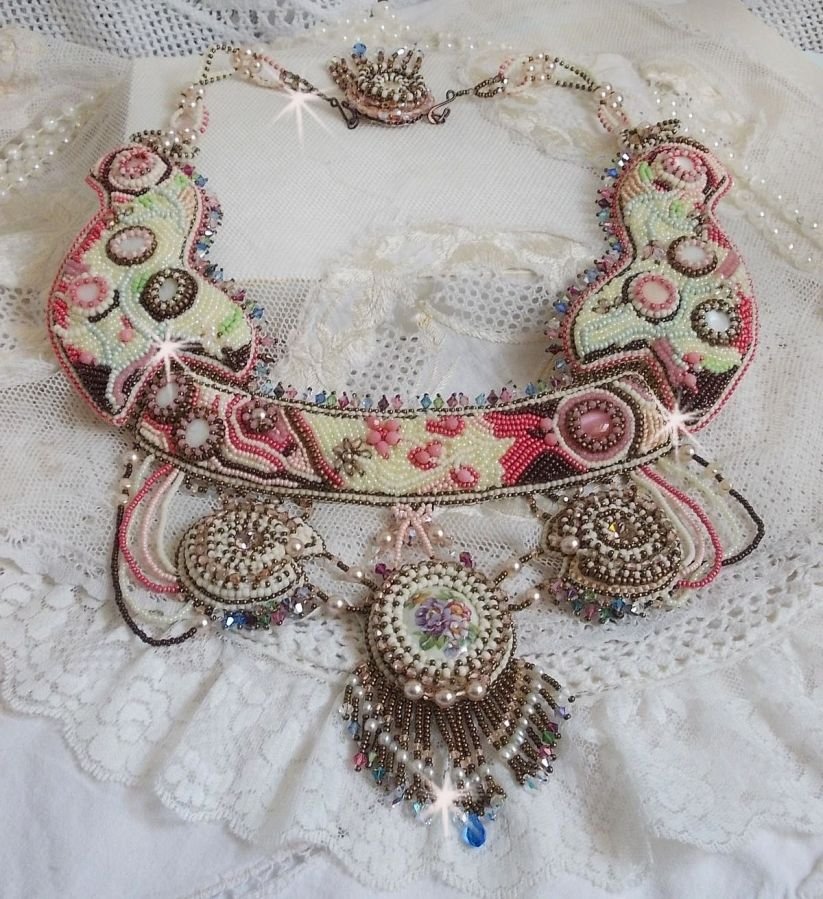 Arc-En-Ciel Haute-Couture halsband broderat med en Limoge porslinscabochon, Swarovski-kristaller och pärlor. 