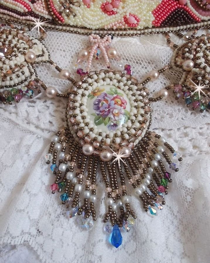 Arc-En-Ciel Haute-Couture halsband broderat med en Limoge porslinscabochon, Swarovski-kristaller och pärlor. 