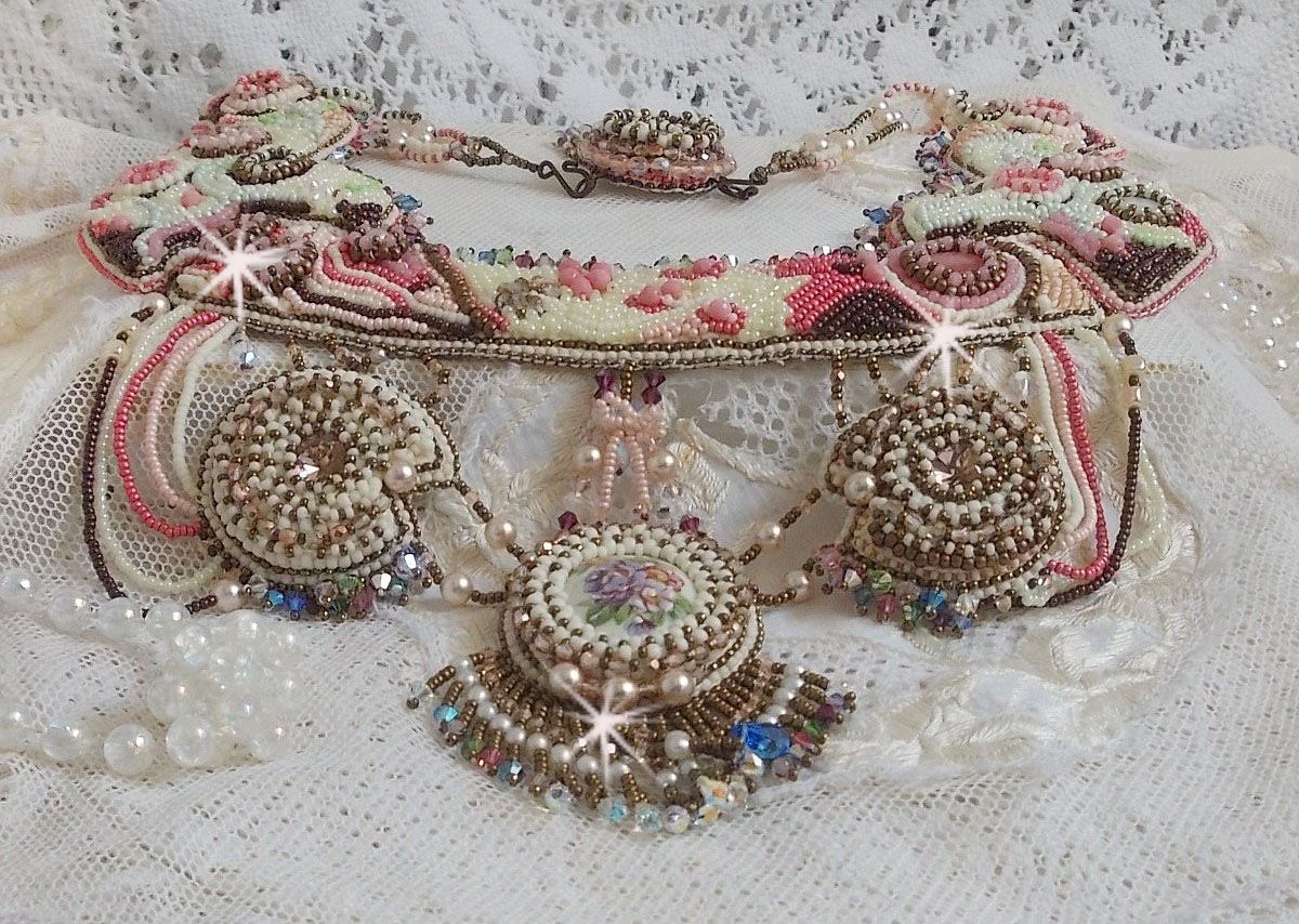 Arc-En-Ciel Haute-Couture halsband broderat med en Limoge porslinscabochon, Swarovski-kristaller och pärlor. 