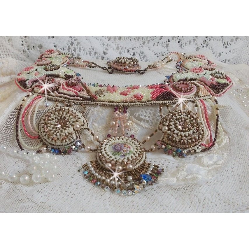 Arc-En-Ciel Haute-Couture halsband broderat med en Limoge porslinscabochon, Swarovski-kristaller och pärlor. 