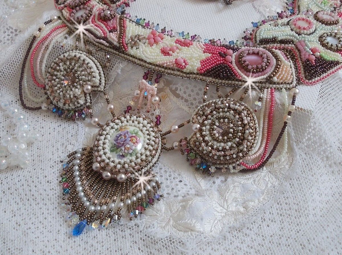 Arc-En-Ciel Haute-Couture halsband broderat med en Limoge porslinscabochon, Swarovski-kristaller och pärlor. 
