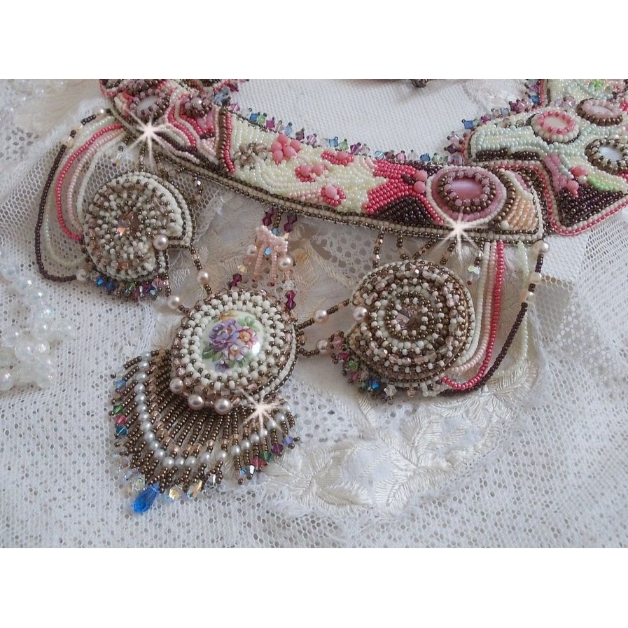 Arc-En-Ciel Haute-Couture halsband broderat med en Limoge porslinscabochon, Swarovski-kristaller och pärlor. 