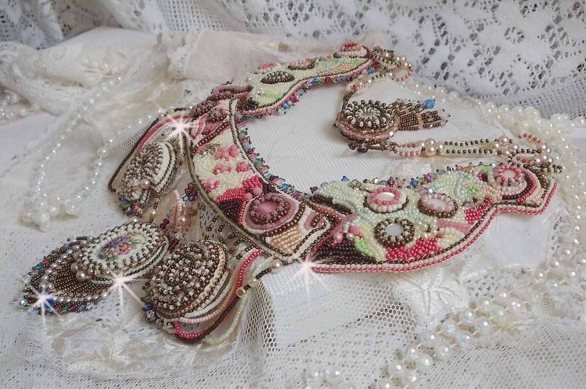 Arc-En-Ciel Haute-Couture halsband broderat med en Limoge porslinscabochon, Swarovski-kristaller och pärlor. 