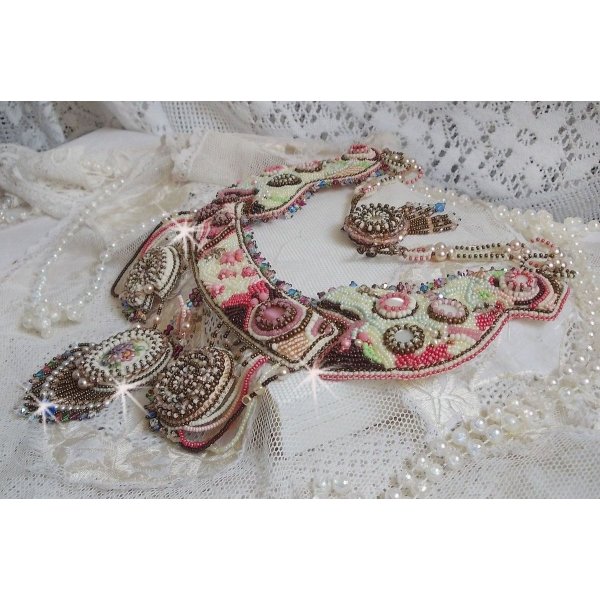 Arc-En-Ciel Haute-Couture halsband broderat med en Limoge porslinscabochon, Swarovski-kristaller och pärlor. 