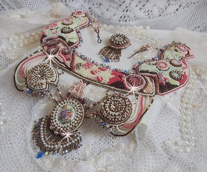 Arc-En-Ciel Haute-Couture halsband broderat med en Limoge porslinscabochon, Swarovski-kristaller och p&auml;rlor. 