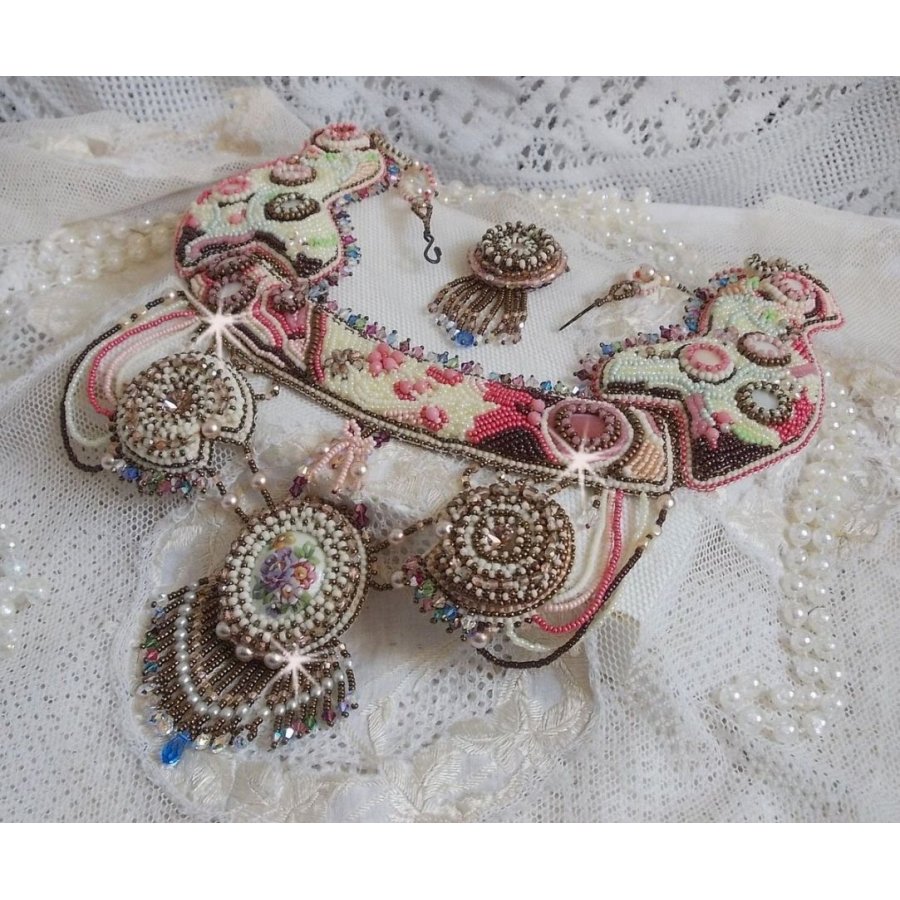 Arc-En-Ciel Haute-Couture halsband broderat med en Limoge porslinscabochon, Swarovski-kristaller och pärlor. 