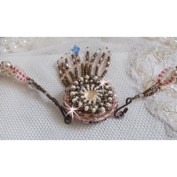 Arc-En-Ciel Haute-Couture halsband broderat med en Limoge porslinscabochon, Swarovski-kristaller och pärlor. 