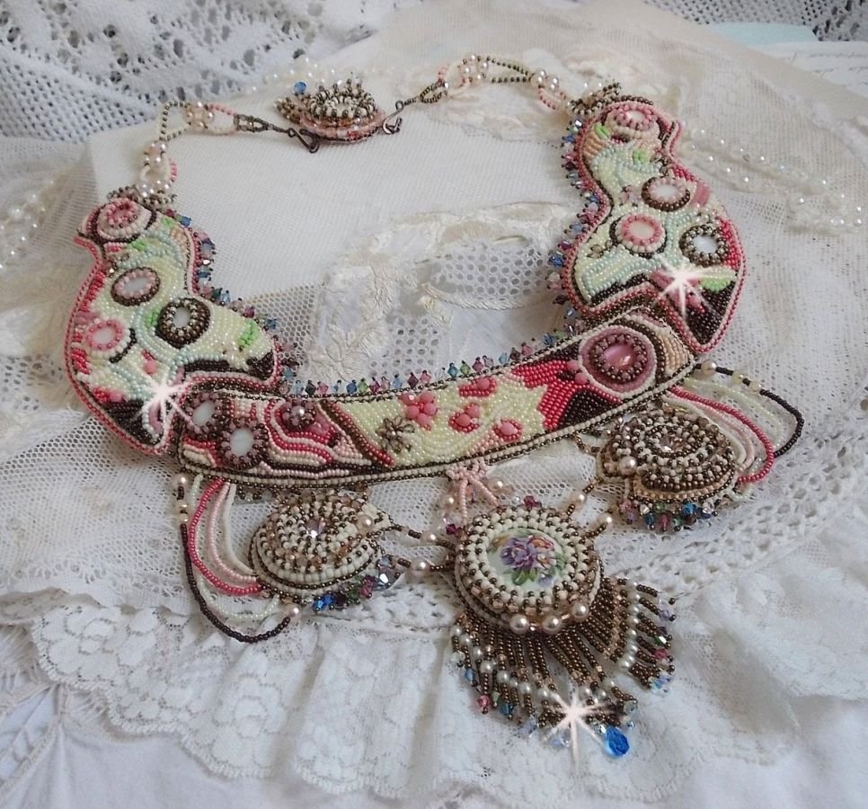 Arc-En-Ciel Haute-Couture halsband broderat med en Limoge porslinscabochon, Swarovski-kristaller och pärlor. 
