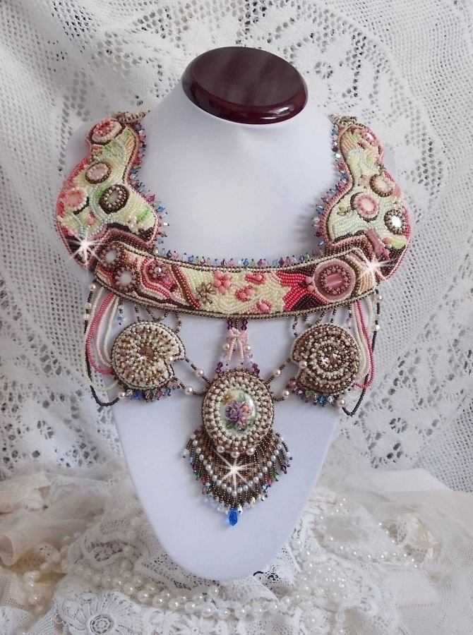Arc-En-Ciel Haute-Couture halsband broderat med en Limoge porslinscabochon, Swarovski-kristaller och pärlor. 