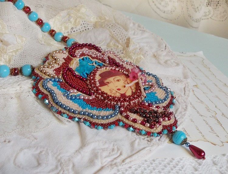 Bel'Art halsband med 1950 års hartscabochon, fröpärlor och Swarovski-kristallpärlor 