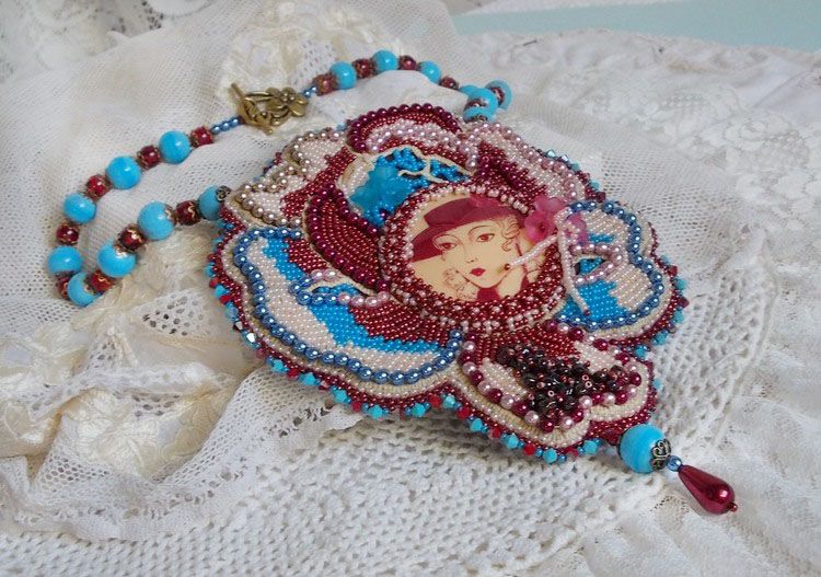 Bel'Art halsband med 1950 års hartscabochon, fröpärlor och Swarovski-kristallpärlor 