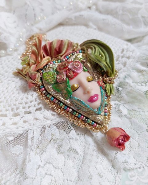 Collier La Belle au Bois Dormant cr&eacute;&eacute; avec cabochon c&oelig;ur p&acirc;te polym&egrave;re, ruban de soie, fleur r&eacute;sin&eacute;e, accessoires laiton