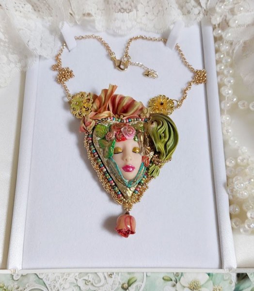 Collier La Belle au Bois Dormant cr&eacute;&eacute; avec cabochon c&oelig;ur p&acirc;te polym&egrave;re, ruban de soie, fleur r&eacute;sin&eacute;e, accessoires laiton